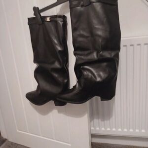 Chic Black Leather Heeled Boots